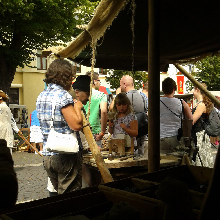 Kleiner Steinmetzworkshop auf einem Mittelaltermarkt